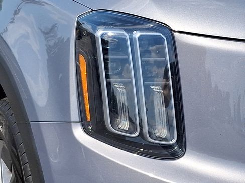Certified 2024 Kia Telluride LX FWD image 9