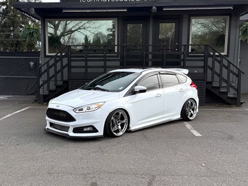 Used 2017 Ford Focus ST w/ Equipment Group 401A FWD image 10