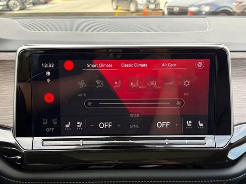 Used 2025 Volkswagen Atlas SEL image 17