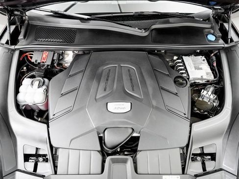 Certified 2023 Porsche Cayenne Platinum Edition image 28