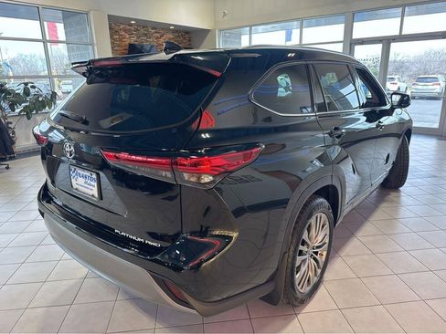 Used 2022 Toyota Highlander Platinum image 12