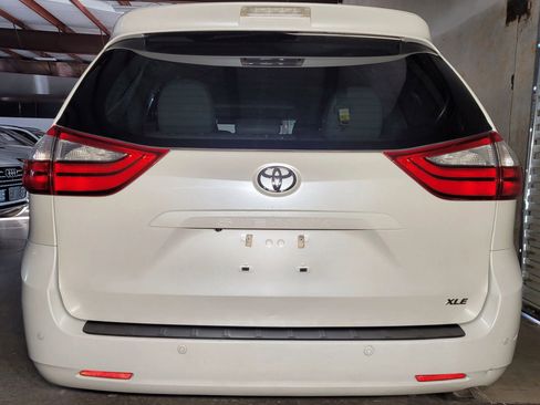 Used 2016 Toyota Sienna XLE image 10