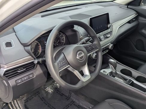 Used 2025 Nissan Altima 2.5 SV FWD image 13