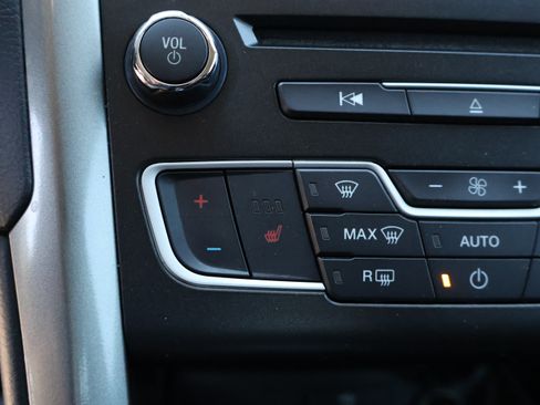 Used 2018 Ford Fusion SE FWD image 26