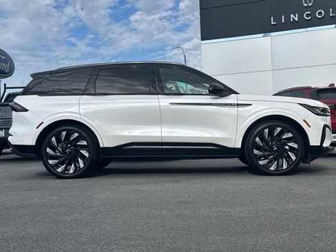 Used 2024 Lincoln Nautilus Reserve w/ Equipment Group 202A image 2