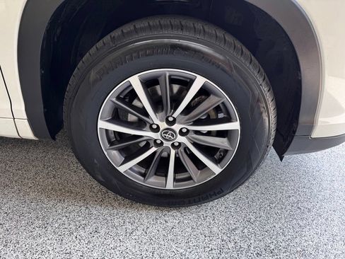 Used 2018 Toyota Highlander XLE FWD image 11