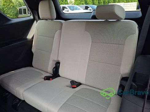 Used 2023 Chevrolet Traverse LT FWD image 11