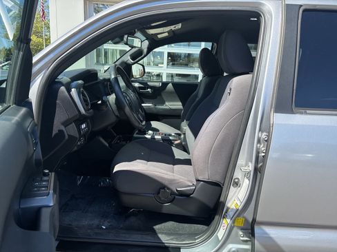 Used 2018 Toyota Tacoma TRD Sport w/ Technology Package AWD/4WD image 12
