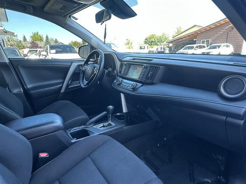 Used 2018 Toyota RAV4 XLE AWD/4WD image 16