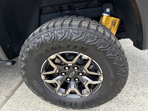 Used 2025 Chevrolet Colorado ZR2 w/ Technology Package image 18