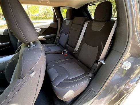 Used 2017 Jeep Cherokee Latitude w/ Comfort/Convenience Group FWD image 19