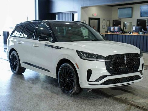 Used 2025 Lincoln Aviator Reserve w/ Jet Appearance Package image 3