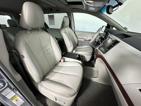 Used 2013 Toyota Sienna XLE w/ Premium Pkg AWD/4WD image 31