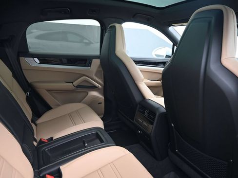 Certified 2026 Porsche Cayenne E-Hybrid Coupe AWD/4WD image 7