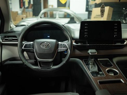 Used 2022 Toyota Sienna XLE w/ XLE Plus Package AWD/4WD image 19