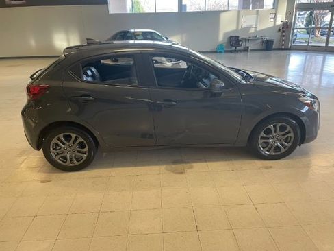 Used 2020 Toyota Yaris XLE image 6