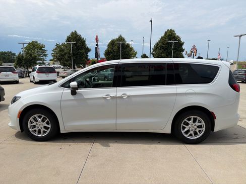 Used 2022 Chrysler Voyager LX FWD image 5