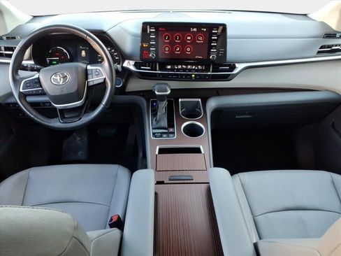 Used 2023 Toyota Sienna XLE image 21