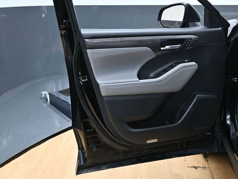 Used 2022 Toyota Highlander Platinum image 45