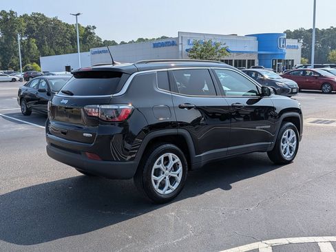 Used 2024 Jeep Compass Latitude AWD/4WD image 3