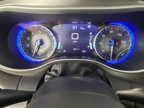 Used 2025 Chrysler Pacifica Select FWD image 11