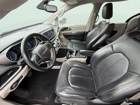 Used 2020 Chrysler Pacifica Touring-L FWD image 9