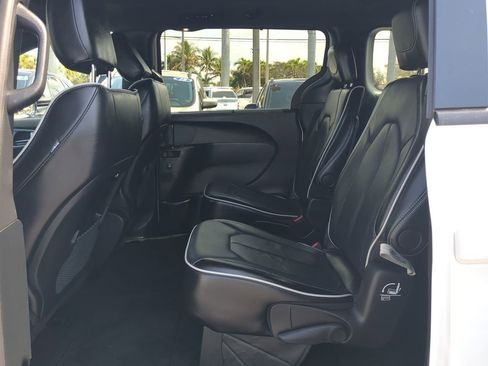 Used 2025 Chrysler Pacifica Limited image 15