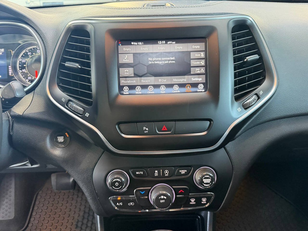 Used 2019 Jeep Cherokee Latitude Plus w/ Cold Weather Group AWD/4WD image 21