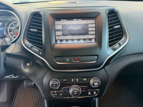 Used 2019 Jeep Cherokee Latitude Plus w/ Cold Weather Group AWD/4WD image 21