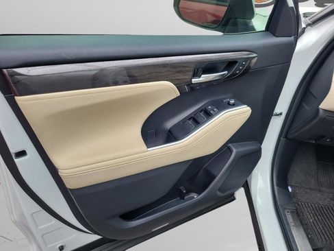 Used 2024 Toyota Highlander Platinum image 8