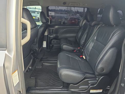 Used 2017 Toyota Sienna SE image 14