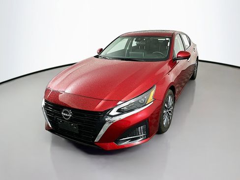 Used 2023 Nissan Altima 2.5 SV w/ SV Premium Package FWD image 3