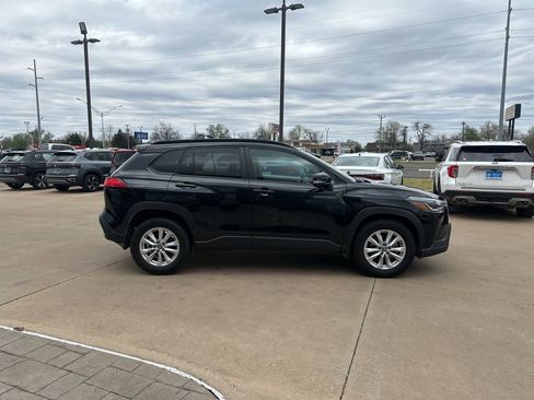 Used 2025 Toyota Corolla Cross LE w/ Moonroof Package FWD image 4