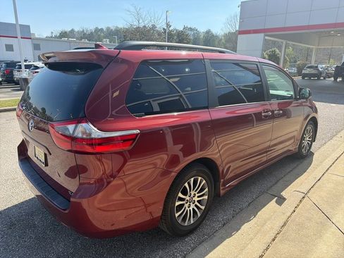 Used 2020 Toyota Sienna XLE image 3
