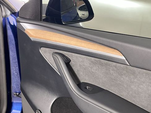 Used 2023 Tesla Model Y Long Range image 31