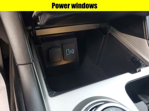 Used 2022 Ford Explorer XLT image 22