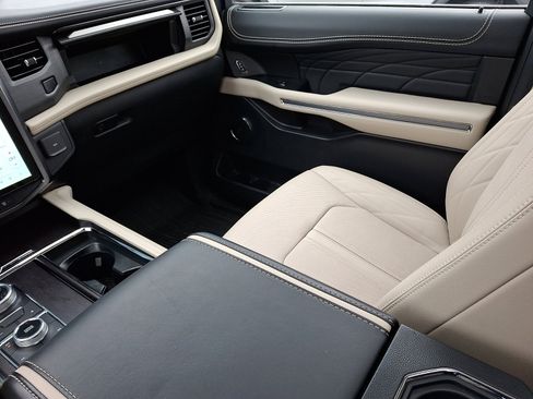 Certified 2024 Ford Expedition Platinum image 15