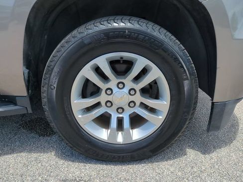 Used 2019 Chevrolet Suburban LT RWD image 11