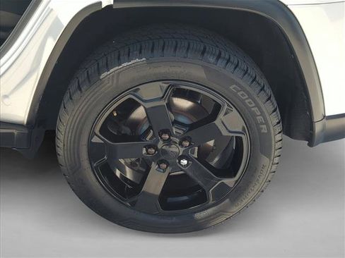 Used 2018 Jeep Grand Cherokee Laredo AWD/4WD image 21