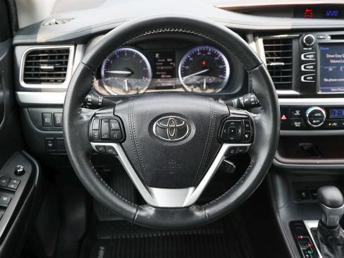 Used 2019 Toyota Highlander XLE AWD/4WD image 8