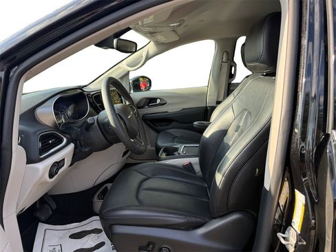 Certified 2024 Chrysler Pacifica Touring-L image 9