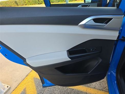 Used 2025 Volkswagen Taos SE image 8