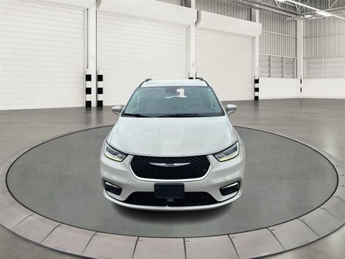 Used 2021 Chrysler Pacifica Touring-L image 8