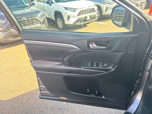 Used 2019 Toyota Highlander SE image 33