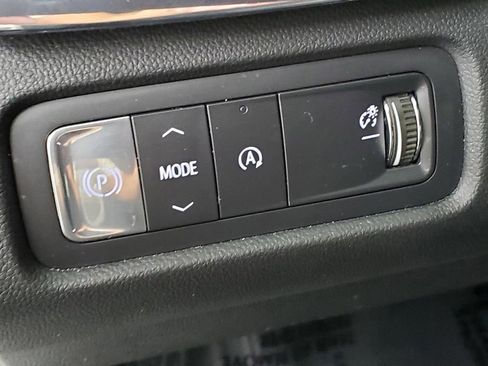 Used 2025 GMC Acadia Elevation image 28