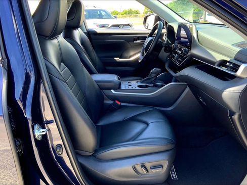 Used 2023 Toyota Highlander XLE image 9