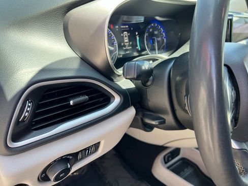 Used 2023 Chrysler Pacifica Touring-L FWD image 29