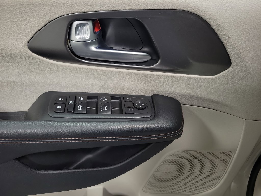 Used 2020 Chrysler Pacifica Touring FWD image 31