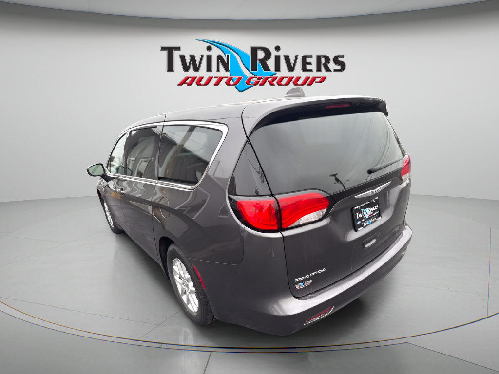 Used 2017 Chrysler Pacifica Touring FWD image 2