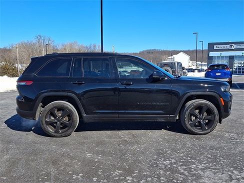 Used 2023 Jeep Grand Cherokee Altitude image 11